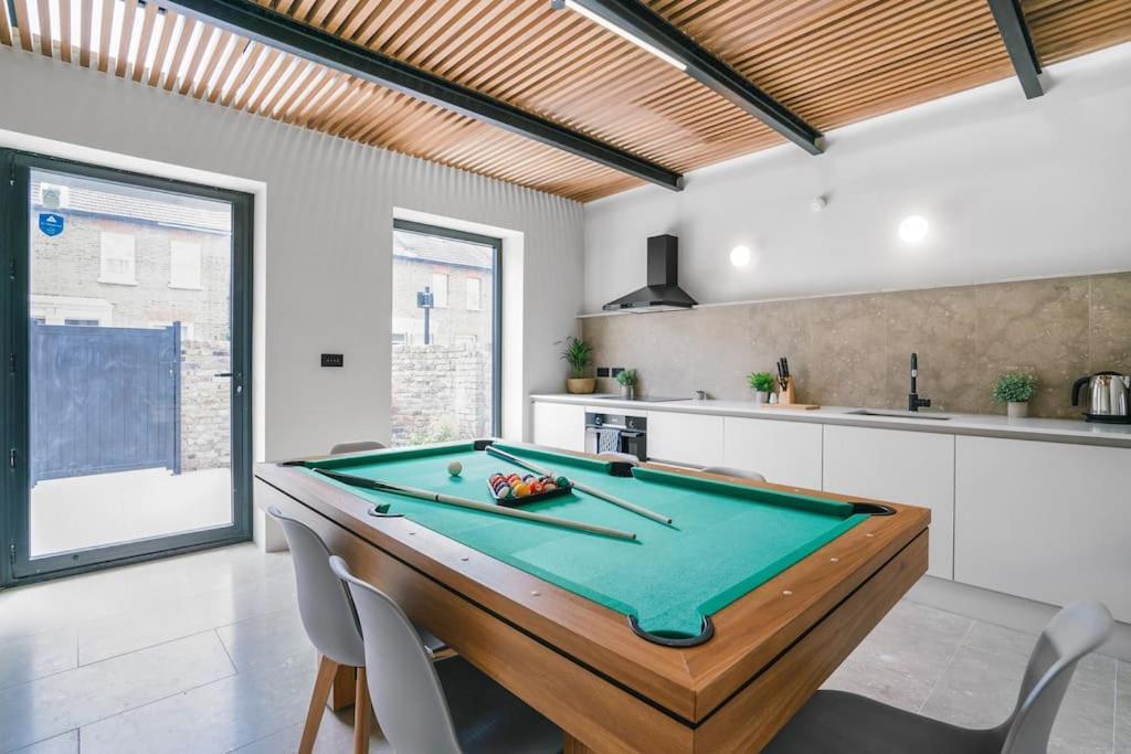 Tottenham- Exquisite 4-bed Retreat With Ping Pong And Pool - Sleeps 7, Free Parking, Contractors & Long Welcome Apartment London