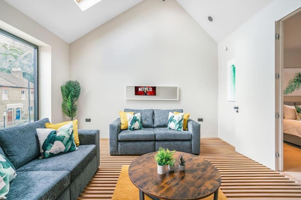Tottenham- Exquisite 4-bed Retreat With Ping Pong And Pool - Sleeps 7, Free Parking, Contractors & Long Welcome *