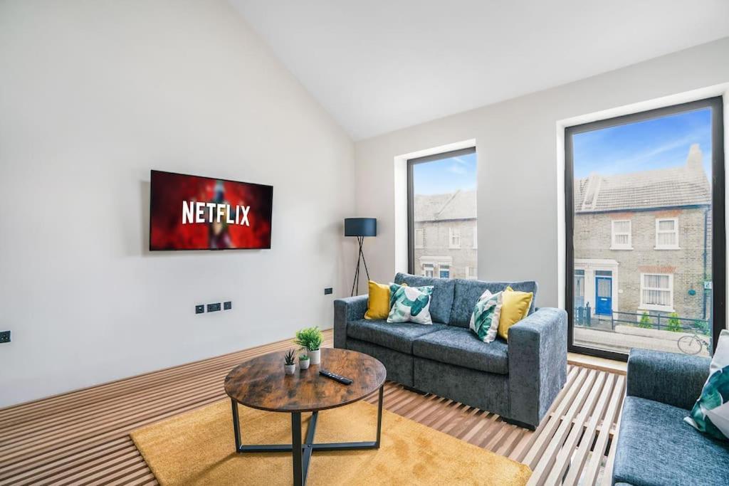 Tottenham- Exquisite 4-bed Retreat With Ping Pong And Pool - Sleeps 7, Free Parking, Contractors & Long Welcome Apartment *