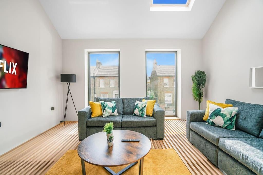 Tottenham- Exquisite 4-bed Retreat With Ping Pong And Pool - Sleeps 7, Free Parking, Contractors & Long Welcome * London