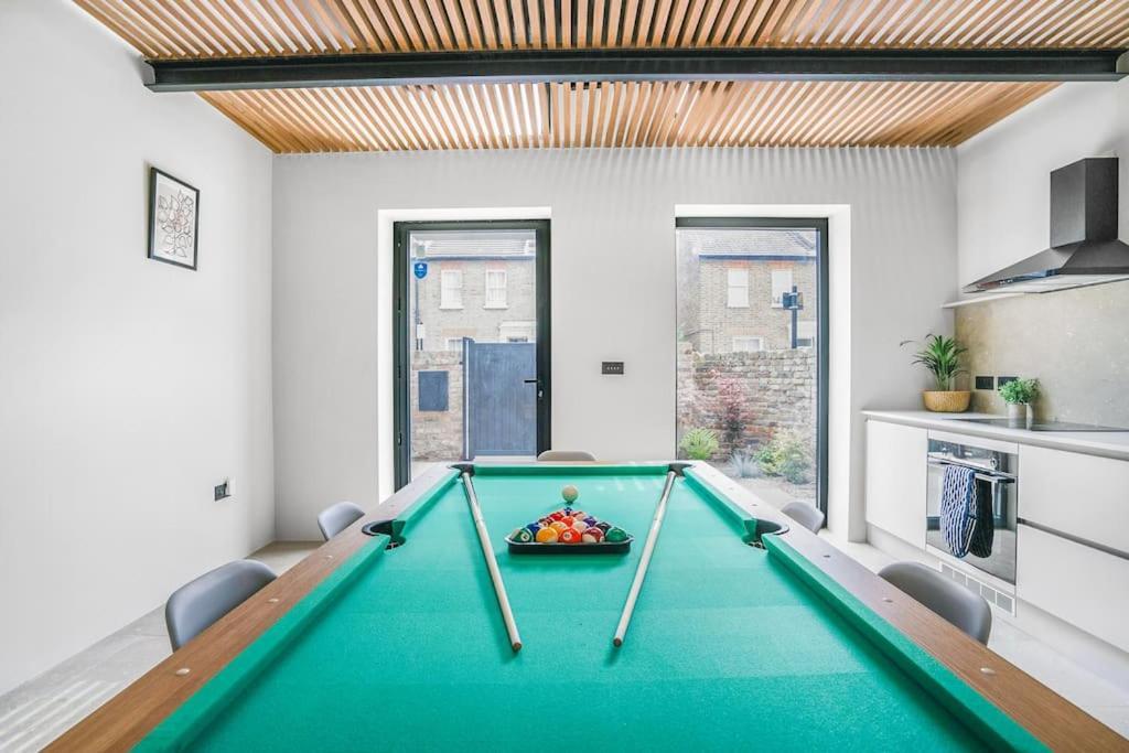 Tottenham- Exquisite 4-bed Retreat With Ping Pong And Pool - Sleeps 7, Free Parking, Contractors & Long Welcome Apartment London