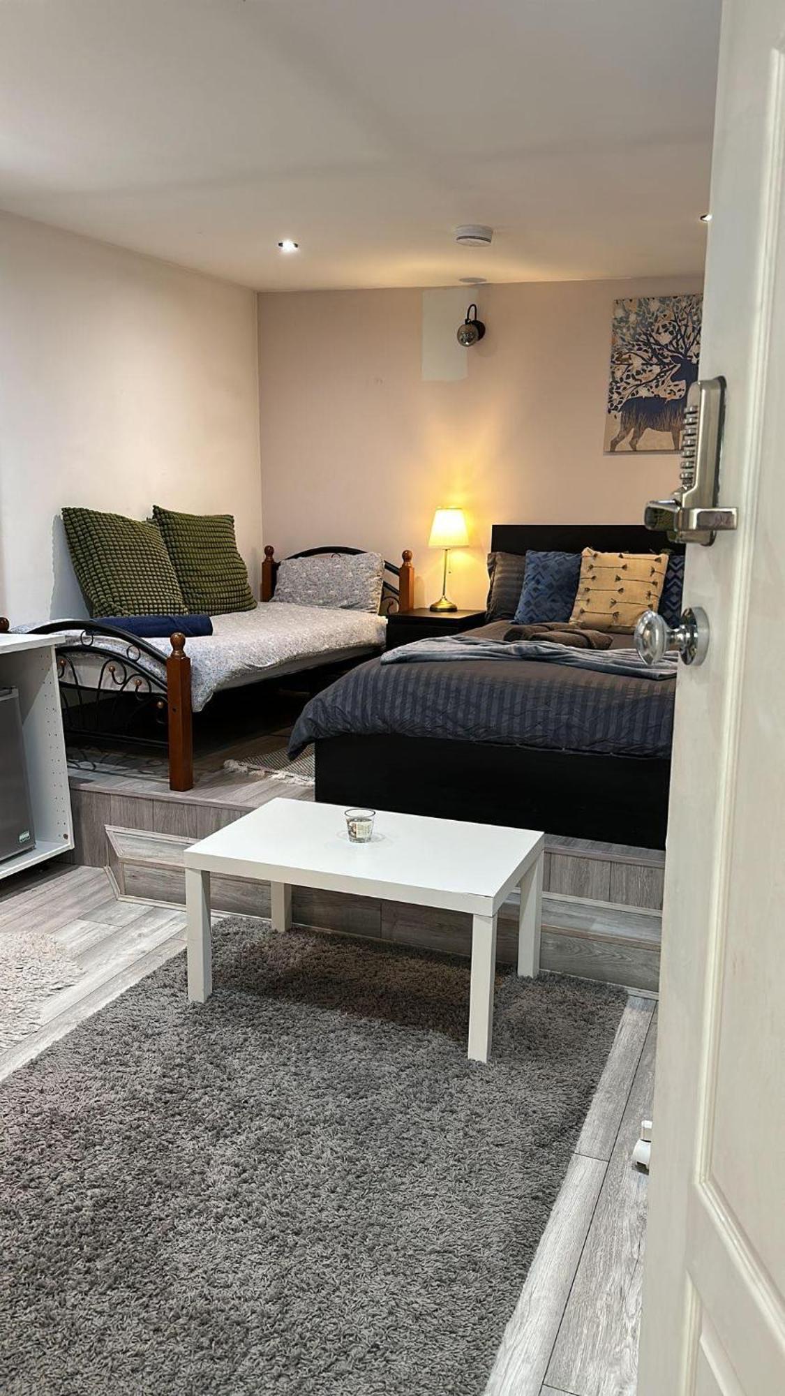 Apartment Acton High Street London