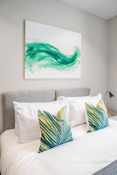 Tottenham- Exquisite 4-bed Retreat With Ping Pong And Pool - Sleeps 7, Free Parking, Contractors & Long Welcome Apartment London