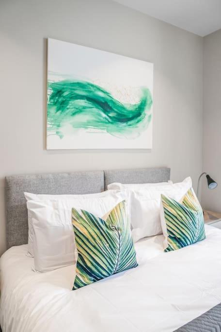 Apartment Tottenham- Exquisite 4-bed Retreat With Ping Pong And Pool - Sleeps 7, Free Parking, Contractors & Long Welcome *