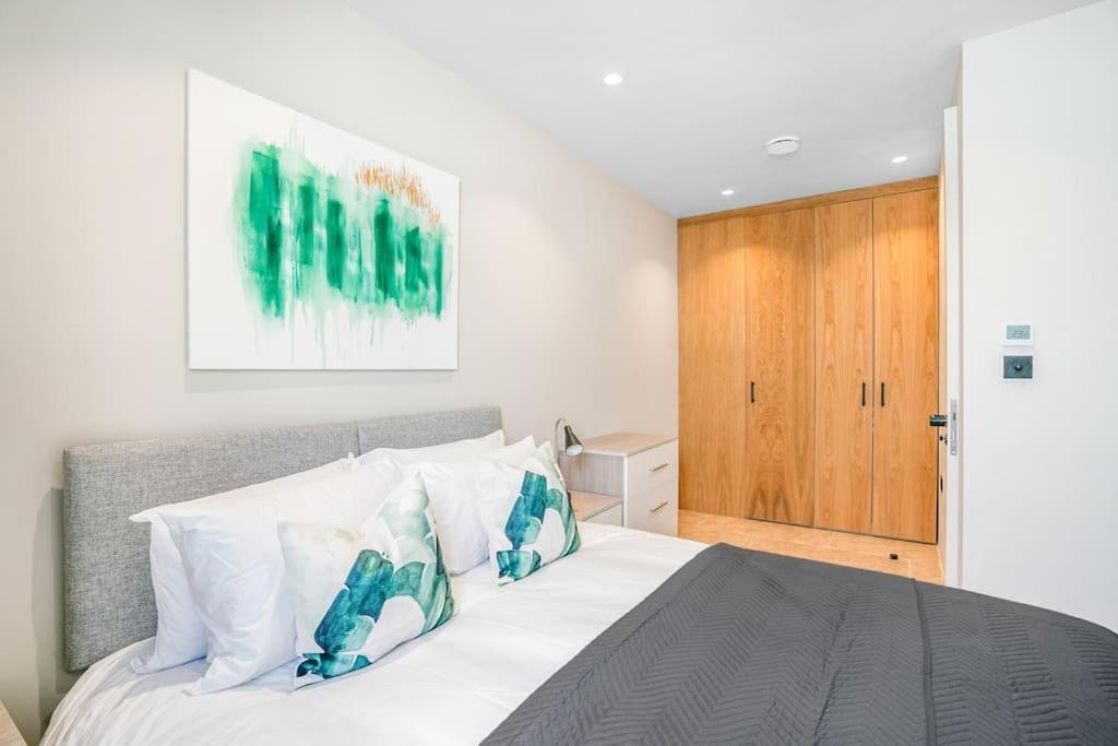 Apartment Tottenham- Exquisite 4-bed Retreat With Ping Pong And Pool - Sleeps 7, Free Parking, Contractors & Long Welcome *