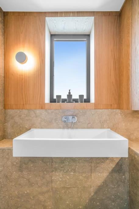 Tottenham- Exquisite 4-bed Retreat With Ping Pong And Pool - Sleeps 7, Free Parking, Contractors & Long Welcome * London