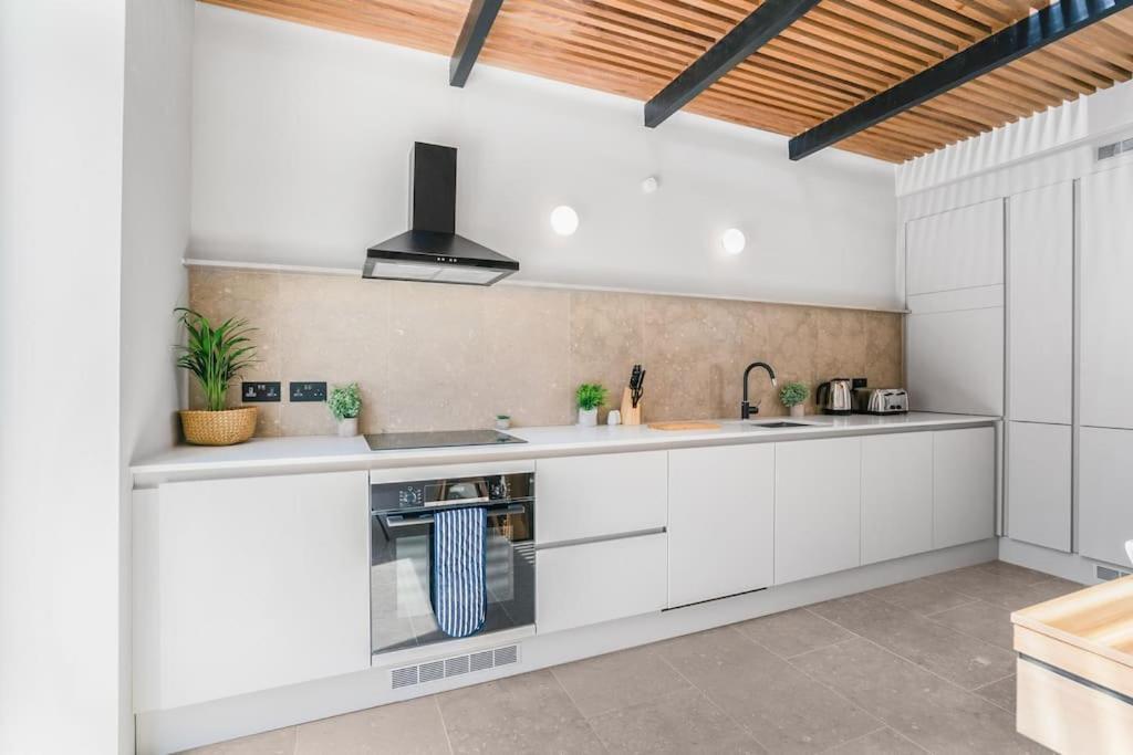 Tottenham- Exquisite 4-bed Retreat With Ping Pong And Pool - Sleeps 7, Free Parking, Contractors & Long Welcome *