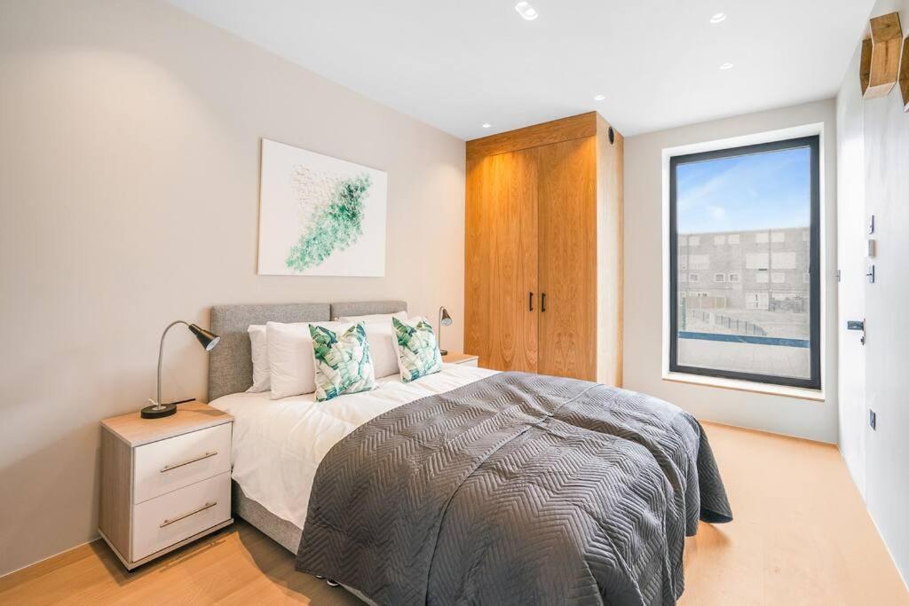 Apartment Tottenham- Exquisite 4-bed Retreat With Ping Pong And Pool - Sleeps 7, Free Parking, Contractors & Long Welcome *