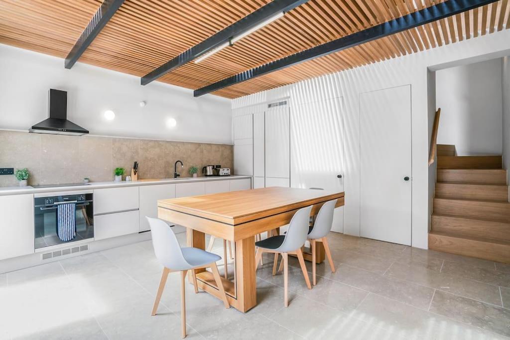 Tottenham- Exquisite 4-bed Retreat With Ping Pong And Pool - Sleeps 7, Free Parking, Contractors & Long Welcome Apartment *