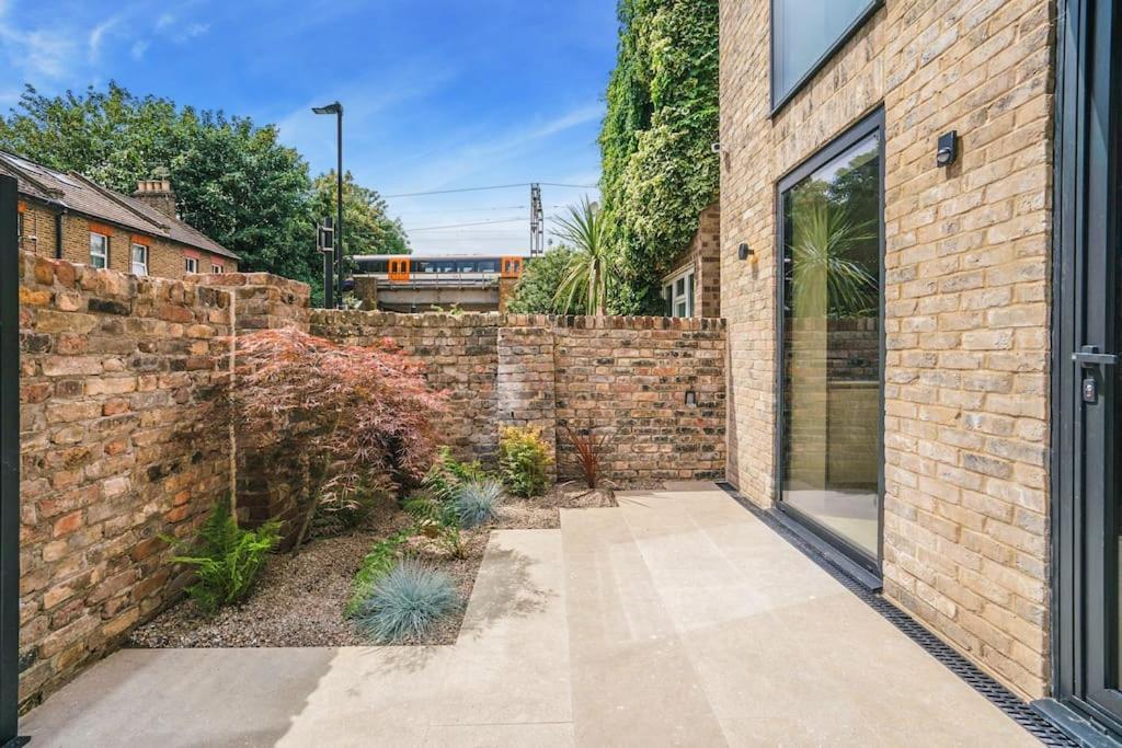 Apartment Tottenham- Exquisite 4-bed Retreat With Ping Pong And Pool - Sleeps 7, Free Parking, Contractors & Long Welcome *