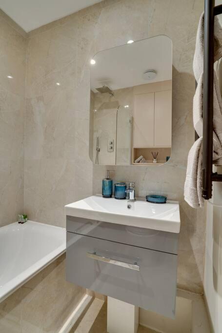Glamorous Art Deco Flat In Chelsea