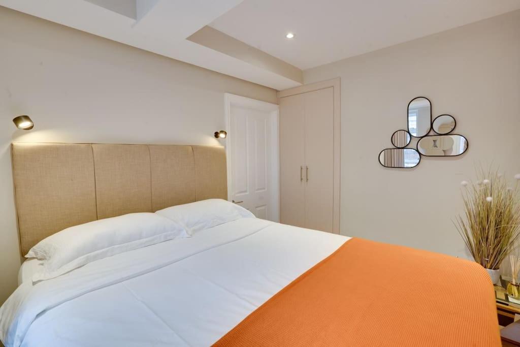 Glamorous Art Deco Flat In Chelsea London