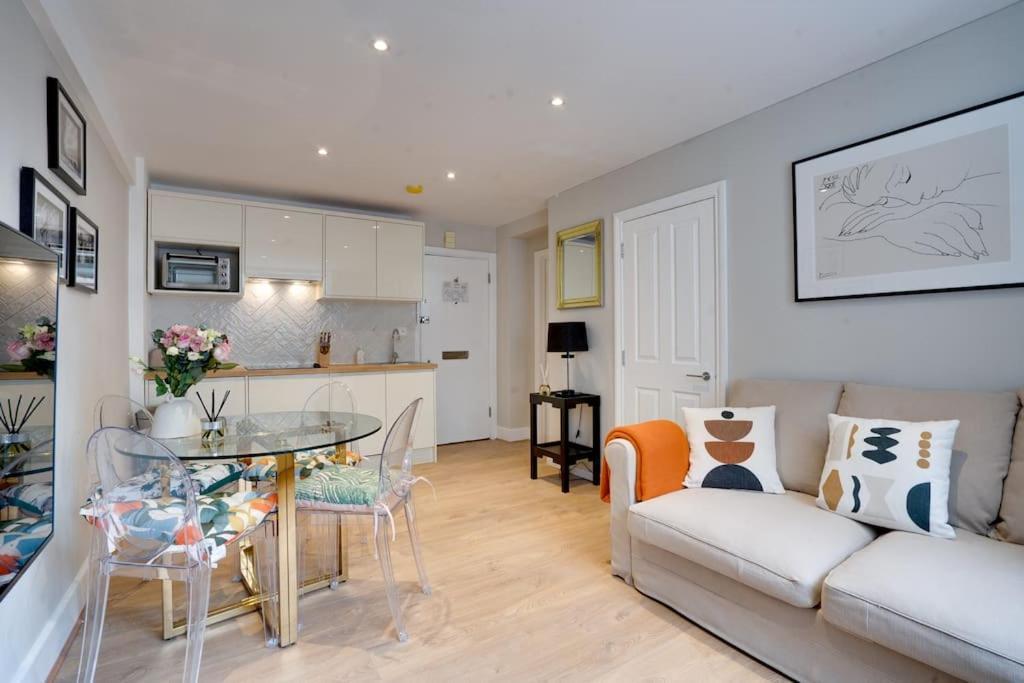 Glamorous Art Deco Flat In Chelsea Apartment