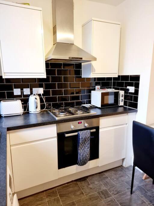 Apartment Spacious 2 Bedroom 3 Min Walk Mile End Station -sleeps 5 *