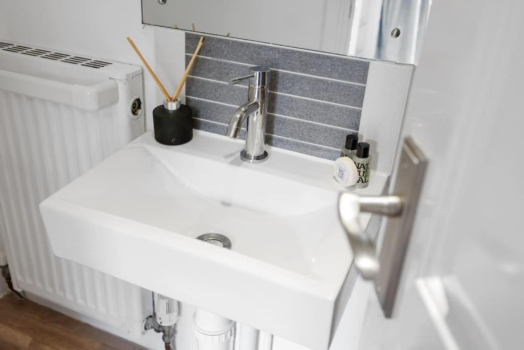 Apartamento 3-bedroom Short Term & Flexible Renting Limehouse With Free Wifi & Free Parking Londres