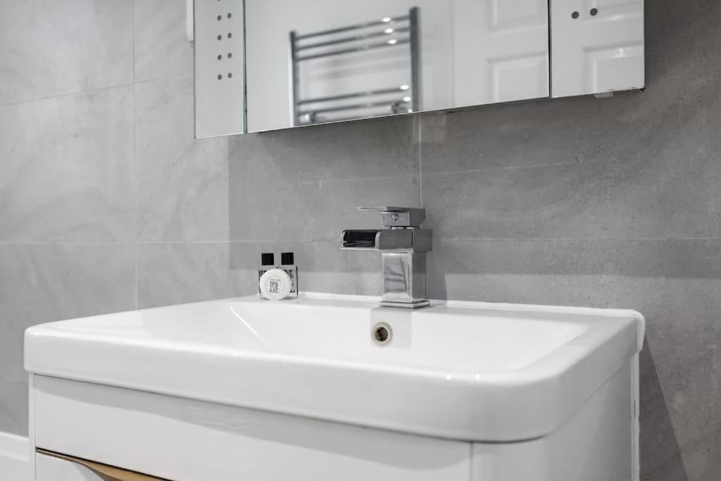 3-bedroom Short Term & Flexible Renting Limehouse With Free Wifi & Free Parking Apartamento