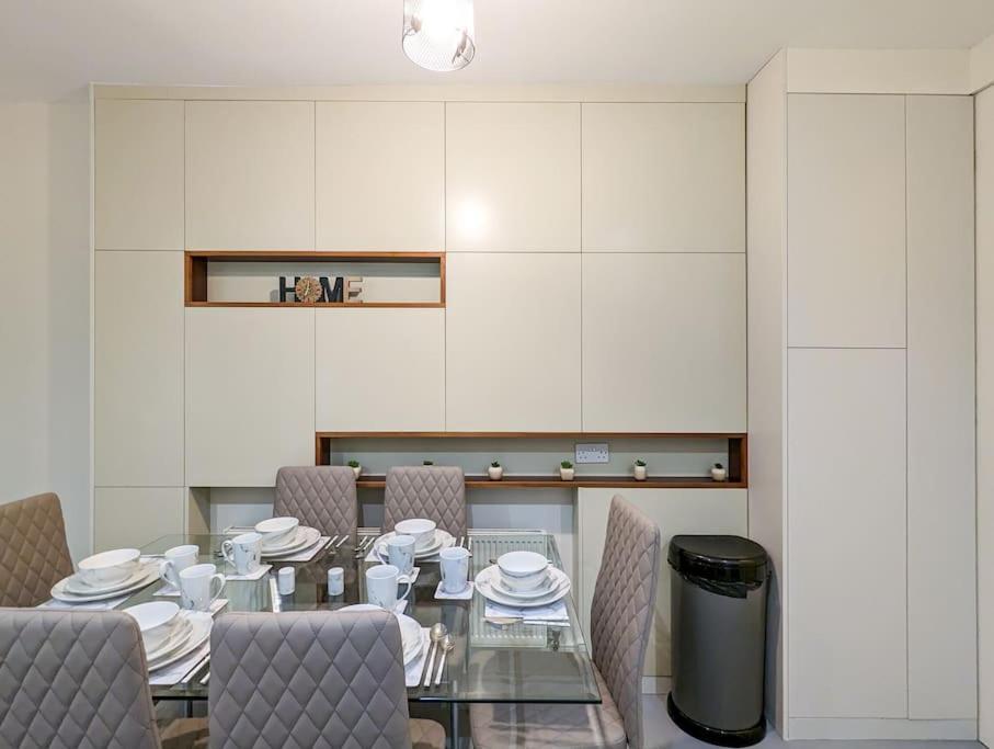 Charming 3br In Trendy Tottenham Neighborhood Apartment