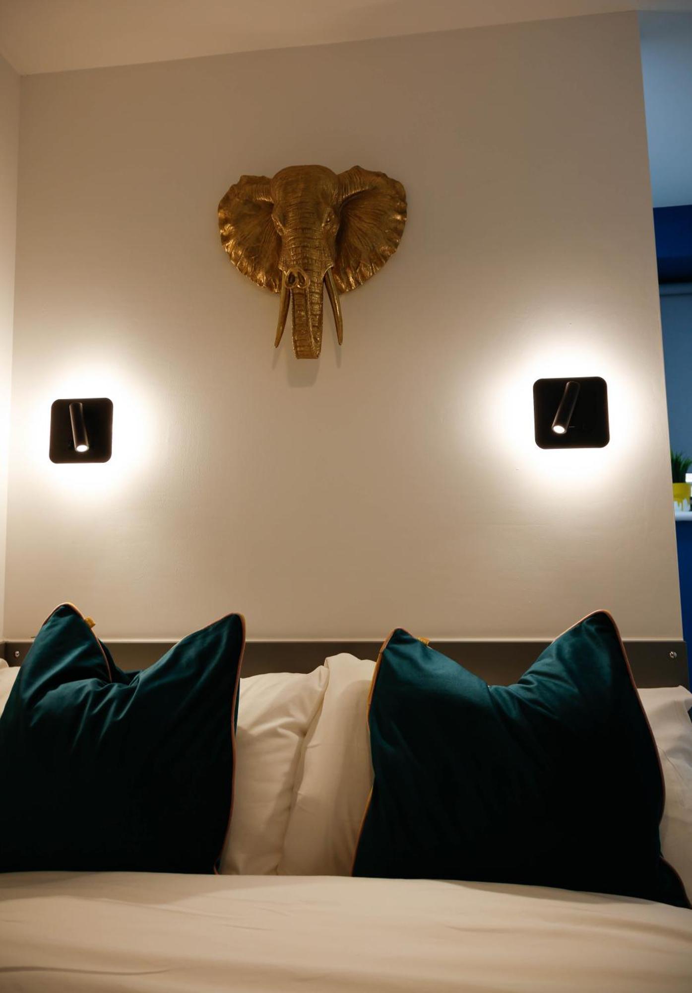 Homestay New Luxury In The Heart Of Next To Shops, Cafes, Bars & Metro With Shared Bathrooms