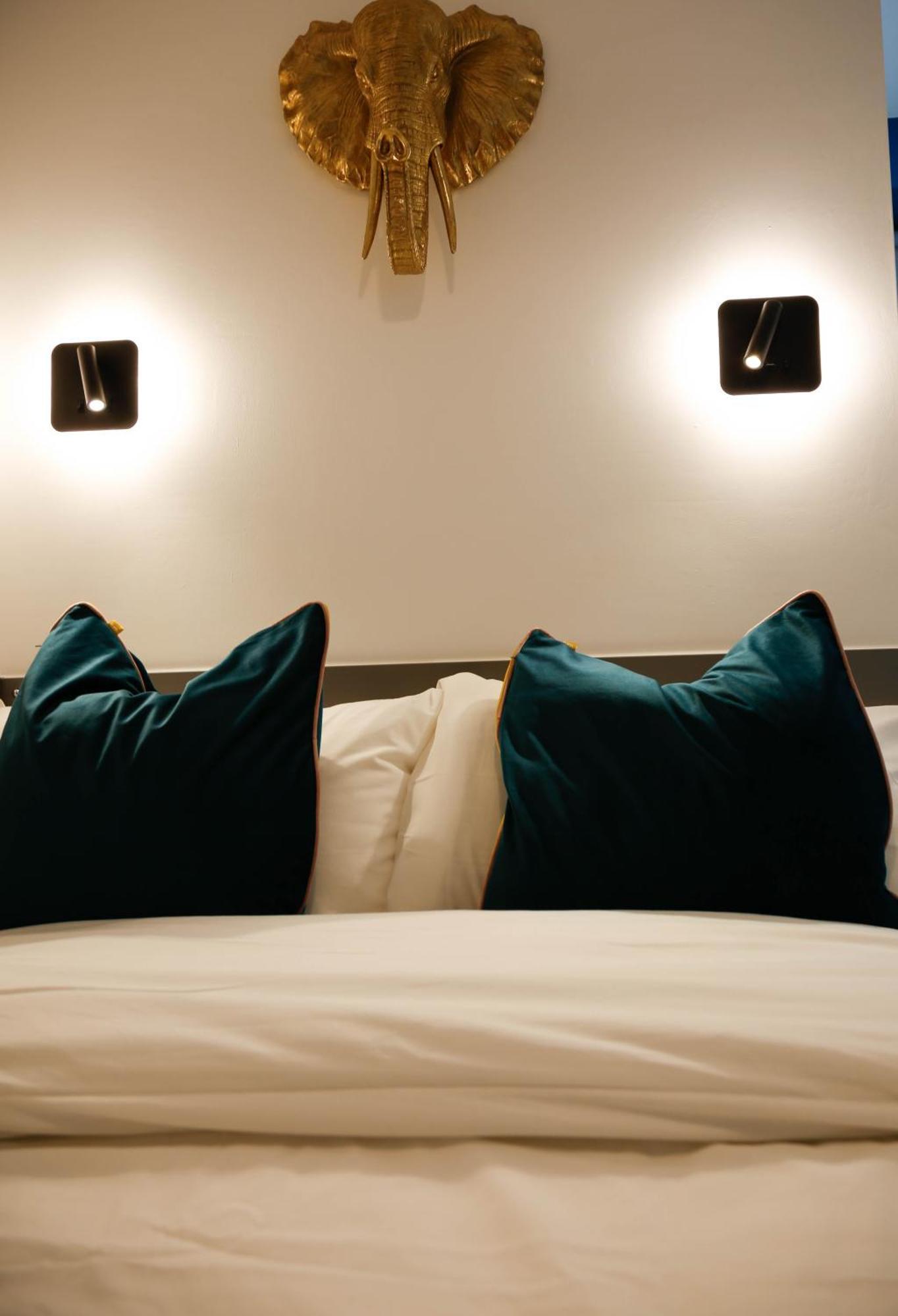 New Luxury In The Heart Of Next To Shops, Cafes, Bars & Metro With Shared Bathrooms Homestay
