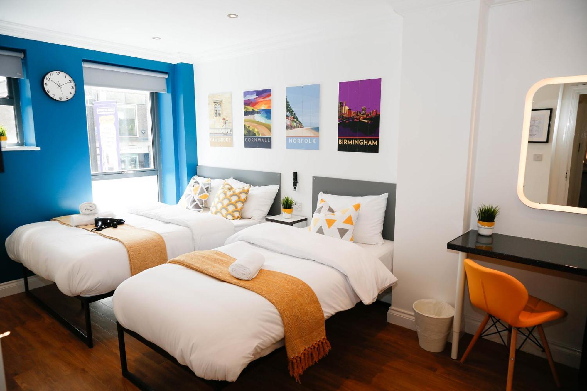 New Luxury In The Heart Of Next To Shops, Cafes, Bars & Metro With Shared Bathrooms Homestay London