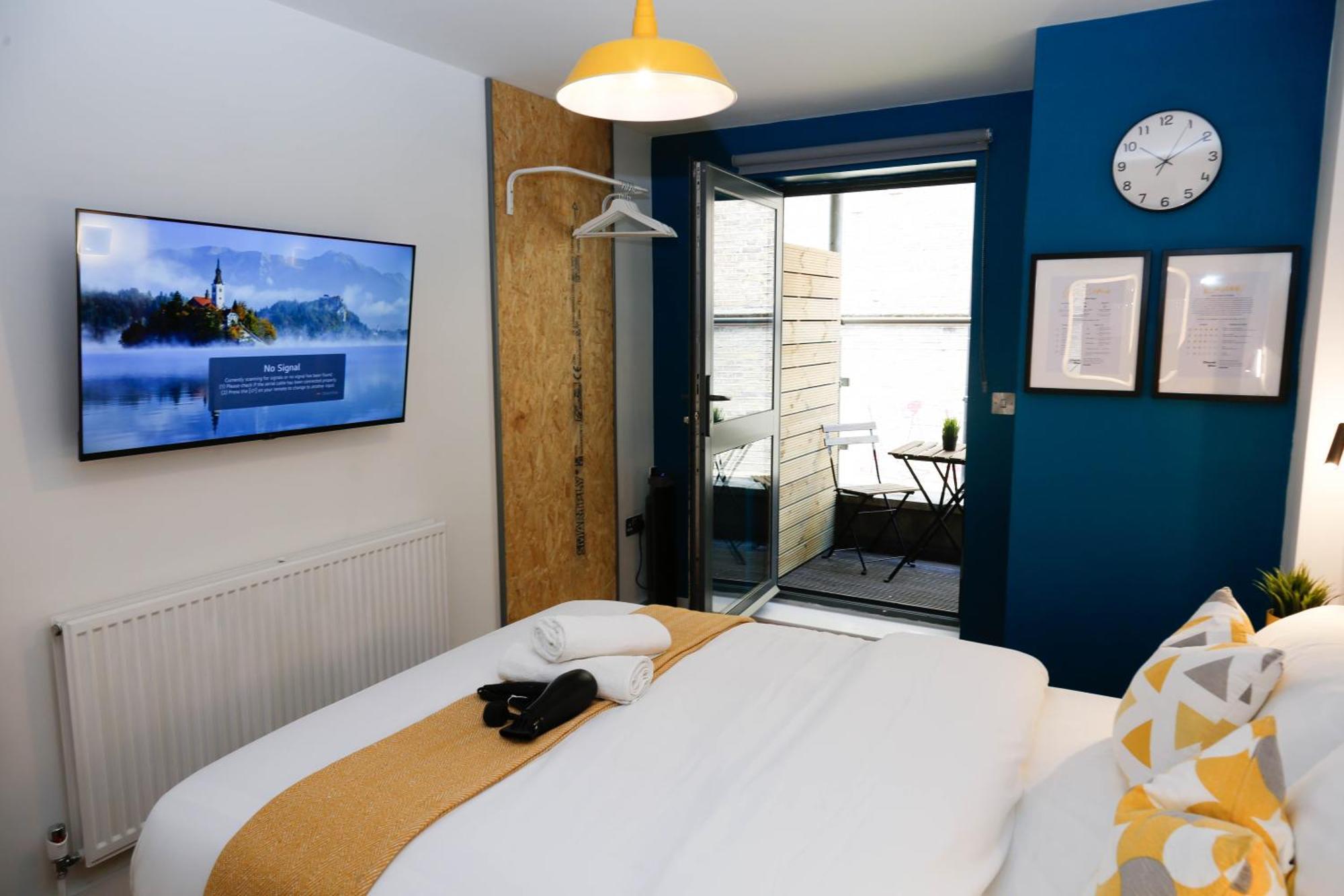 Homestay New Luxury In The Heart Of Next To Shops, Cafes, Bars & Metro With Shared Bathrooms London