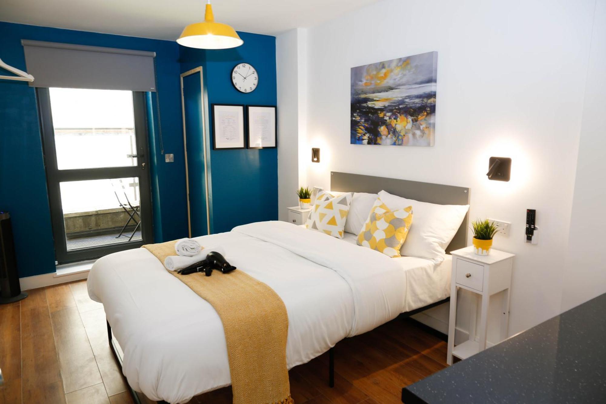 Homestay New Luxury In The Heart Of Next To Shops, Cafes, Bars & Metro With Shared Bathrooms