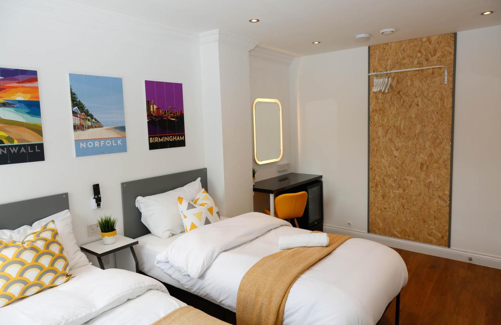 Homestay New Luxury In The Heart Of Next To Shops, Cafes, Bars & Metro With Shared Bathrooms London