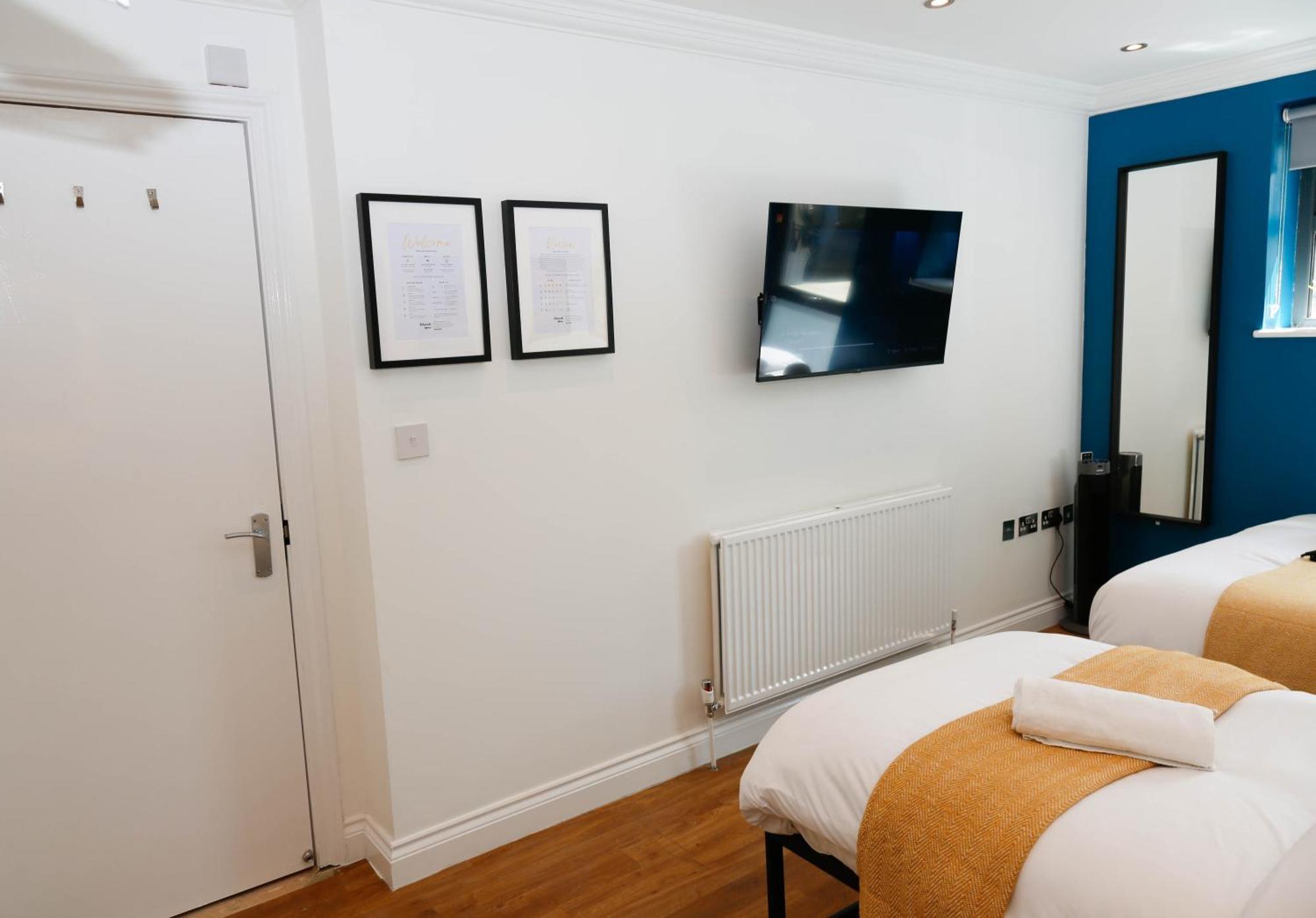 New Luxury In The Heart Of Next To Shops, Cafes, Bars & Metro With Shared Bathrooms Homestay
