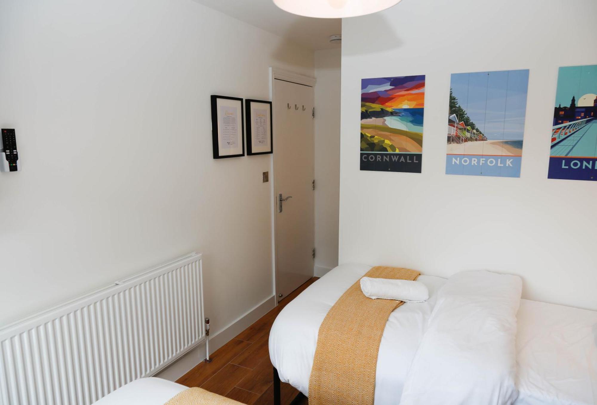 Homestay New Luxury In The Heart Of Next To Shops, Cafes, Bars & Metro With Shared Bathrooms London