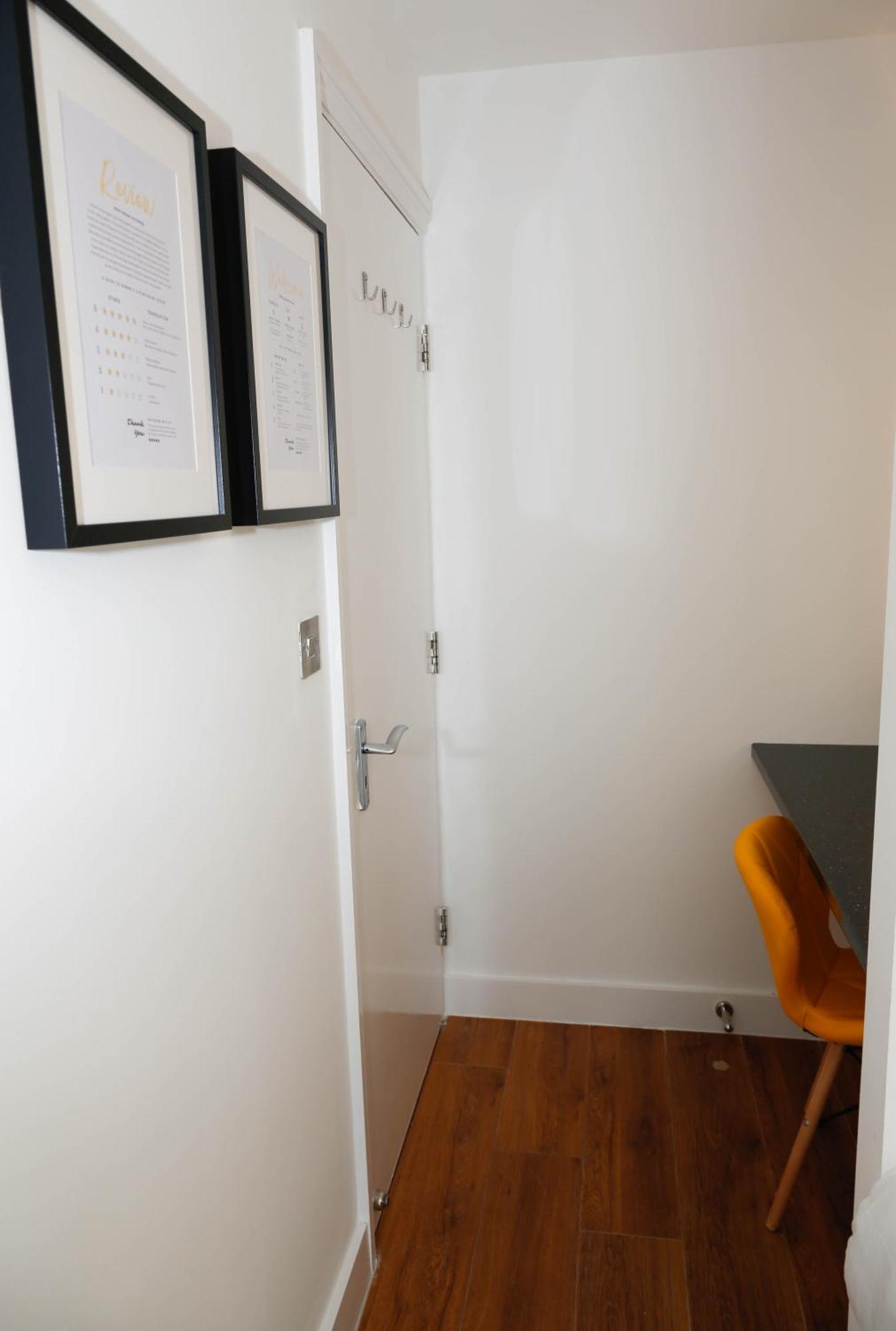 New Luxury In The Heart Of Next To Shops, Cafes, Bars & Metro With Shared Bathrooms Homestay