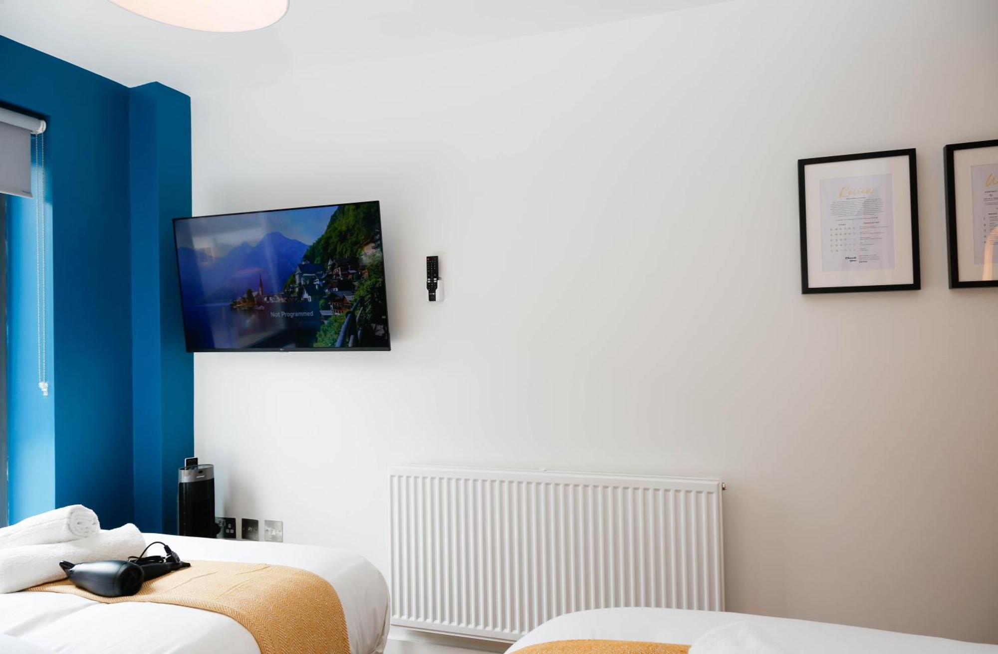 Homestay New Luxury In The Heart Of Next To Shops, Cafes, Bars & Metro With Shared Bathrooms