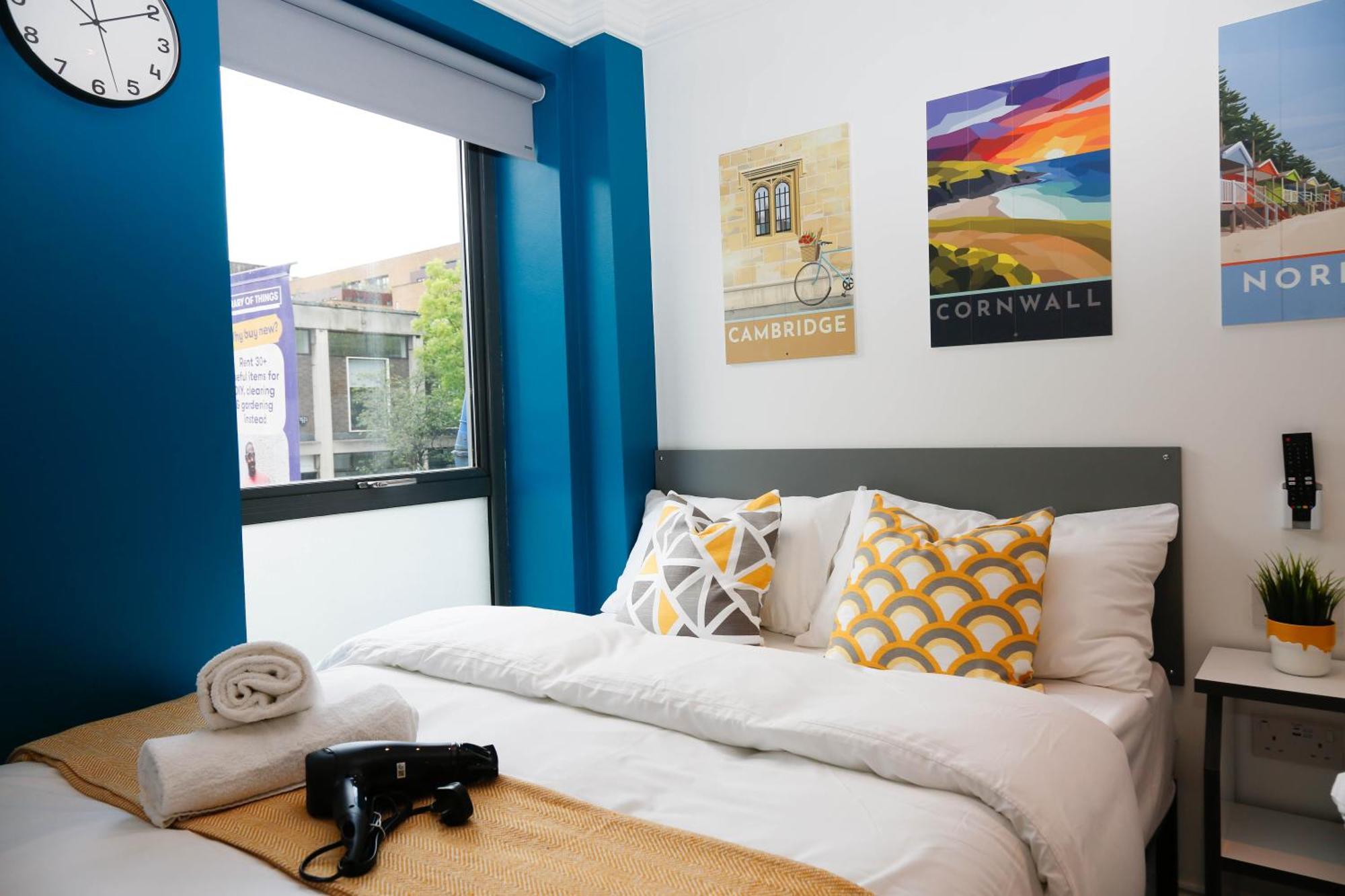 New Luxury In The Heart Of Next To Shops, Cafes, Bars & Metro With Shared Bathrooms Homestay *
