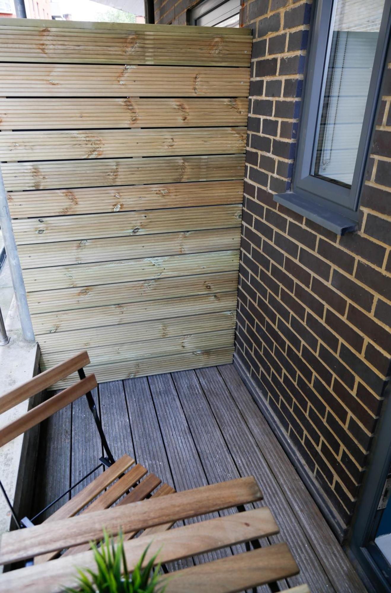 New Luxury In The Heart Of Next To Shops, Cafes, Bars & Metro With Shared Bathrooms Homestay