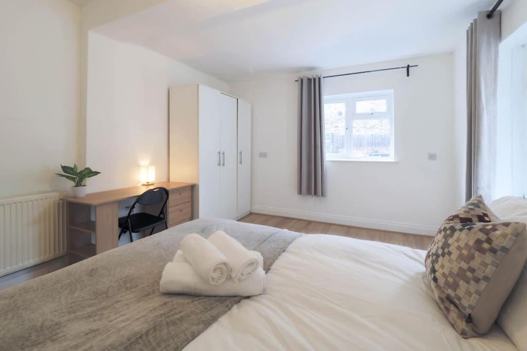 2 Bed Flat In Heart Of Kilburn With Full Kitchen London