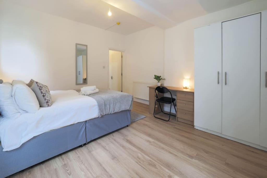 Apartment 2 Bed Flat In Heart Of Kilburn With Full Kitchen *