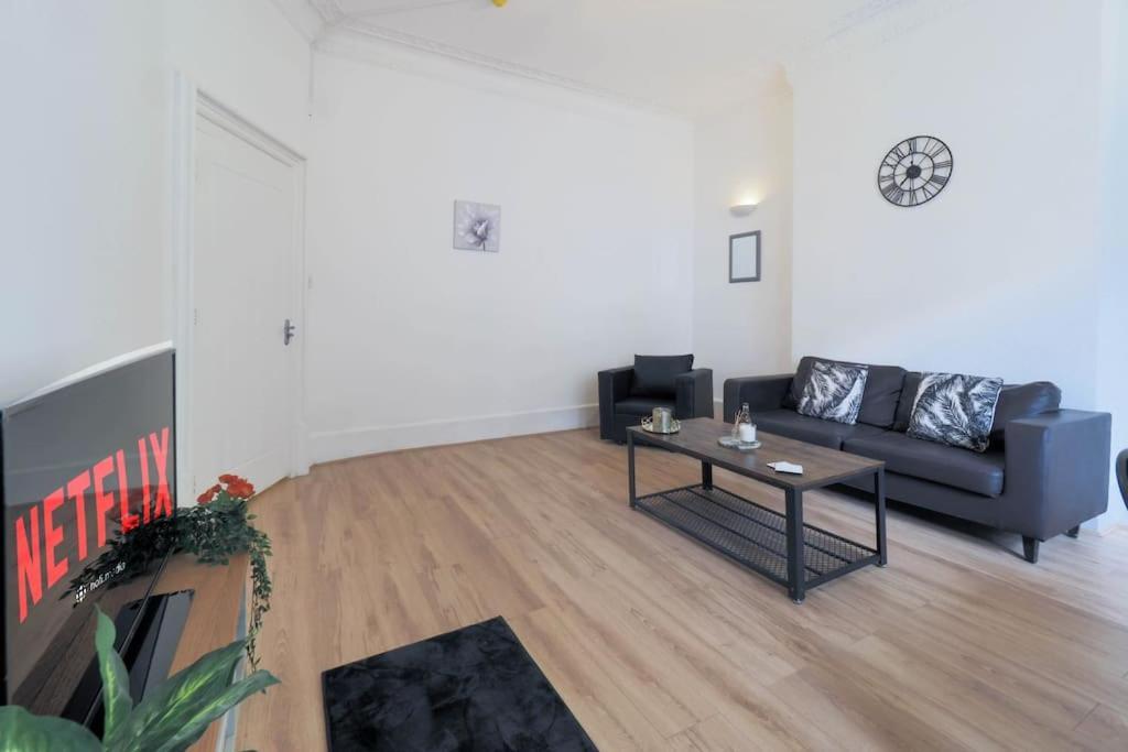 2 Bed Flat In Heart Of Kilburn With Full Kitchen Apartment *