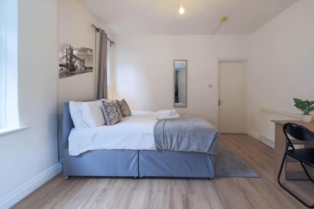 2 Bed Flat In Heart Of Kilburn With Full Kitchen *
