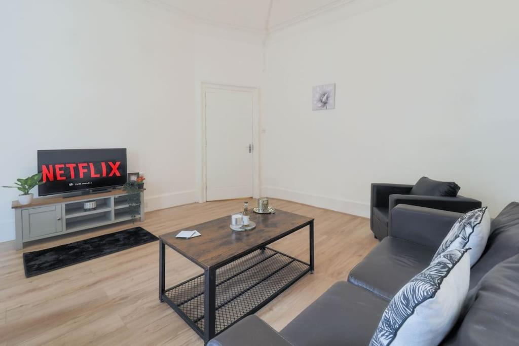 2 Bed Flat In Heart Of Kilburn With Full Kitchen London