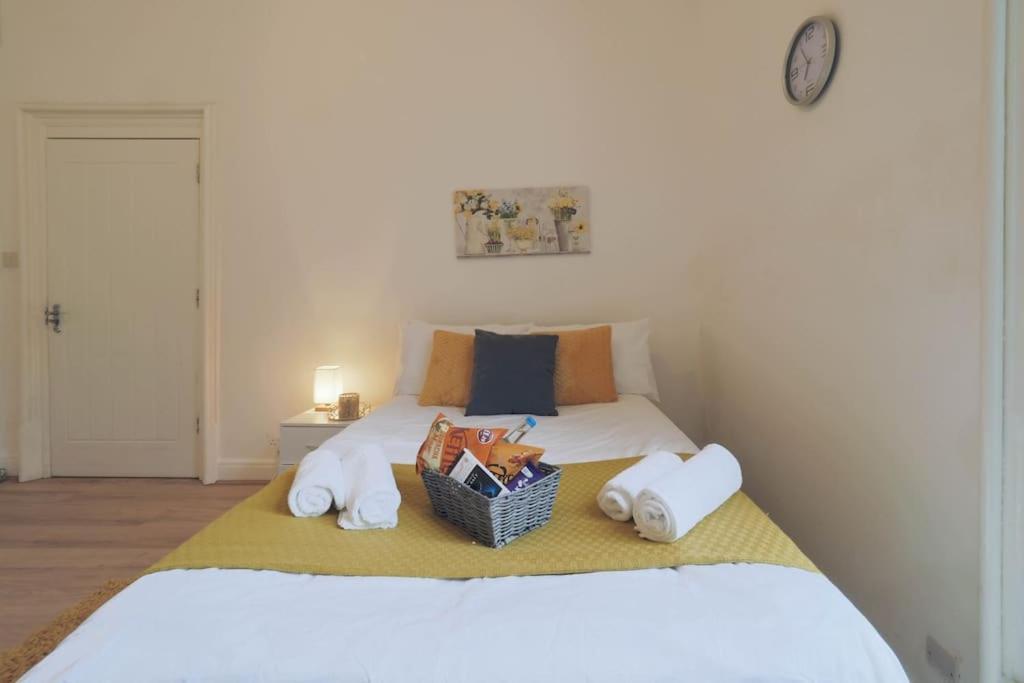 2 Bed Flat In Heart Of Kilburn With Full Kitchen London