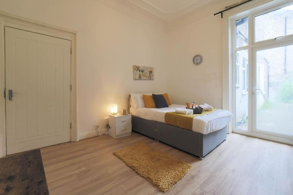 2 Bed Flat In Heart Of Kilburn With Full Kitchen Apartment London