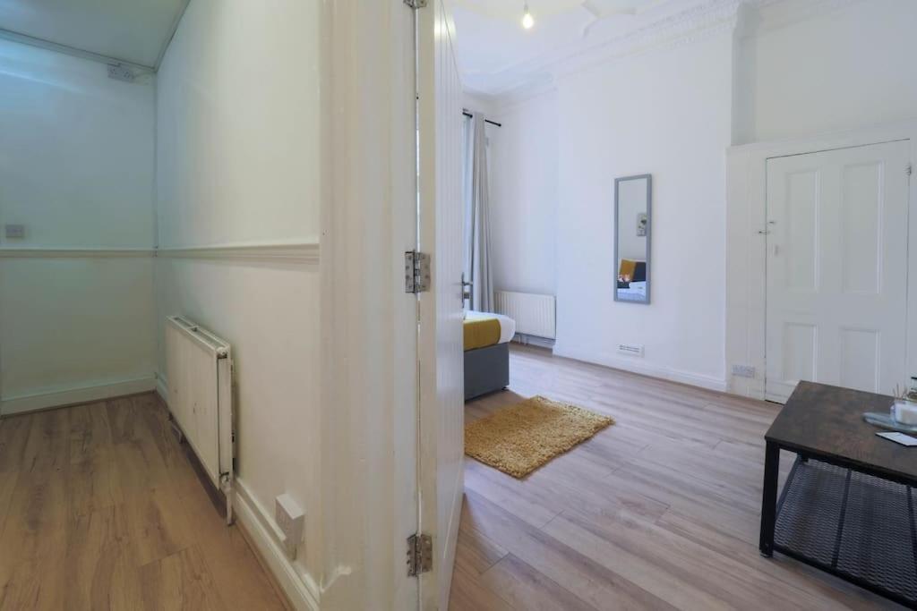 2 Bed Flat In Heart Of Kilburn With Full Kitchen Apartment *