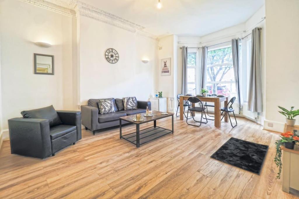 2 Bed Flat In Heart Of Kilburn With Full Kitchen Apartment *