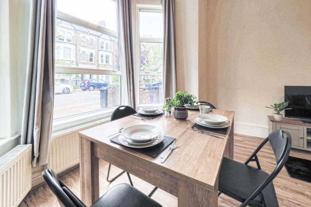 2 Bed Flat In Heart Of Kilburn With Full Kitchen *