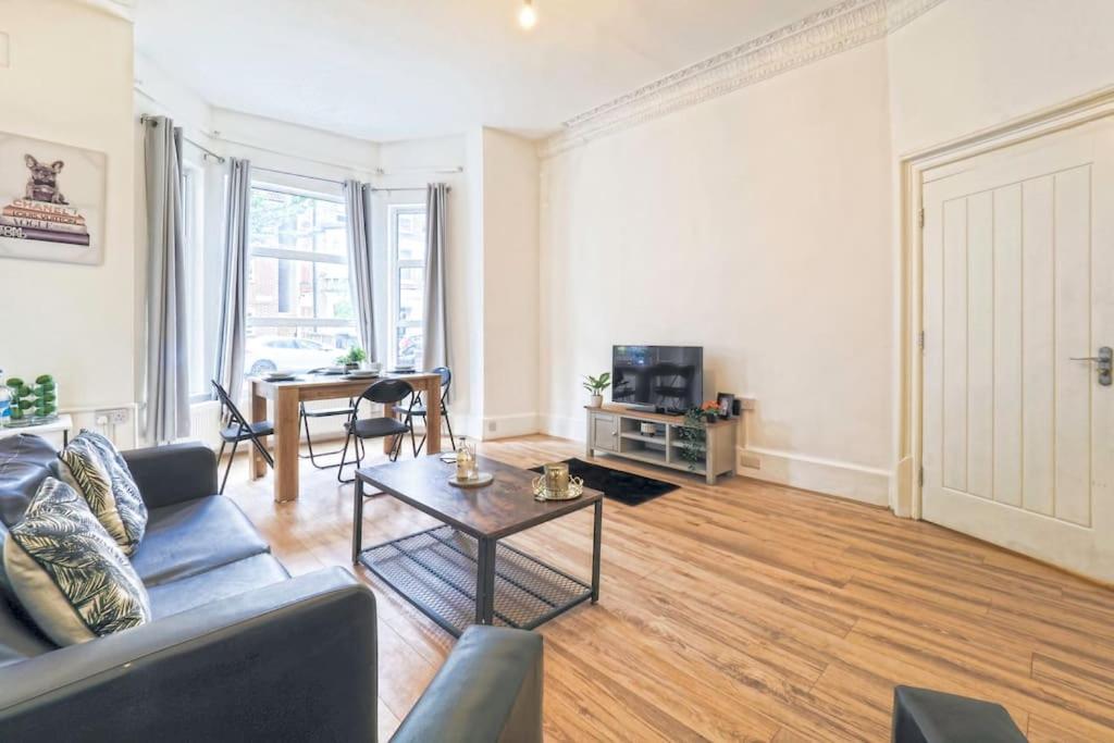 2 Bed Flat In Heart Of Kilburn With Full Kitchen Apartment