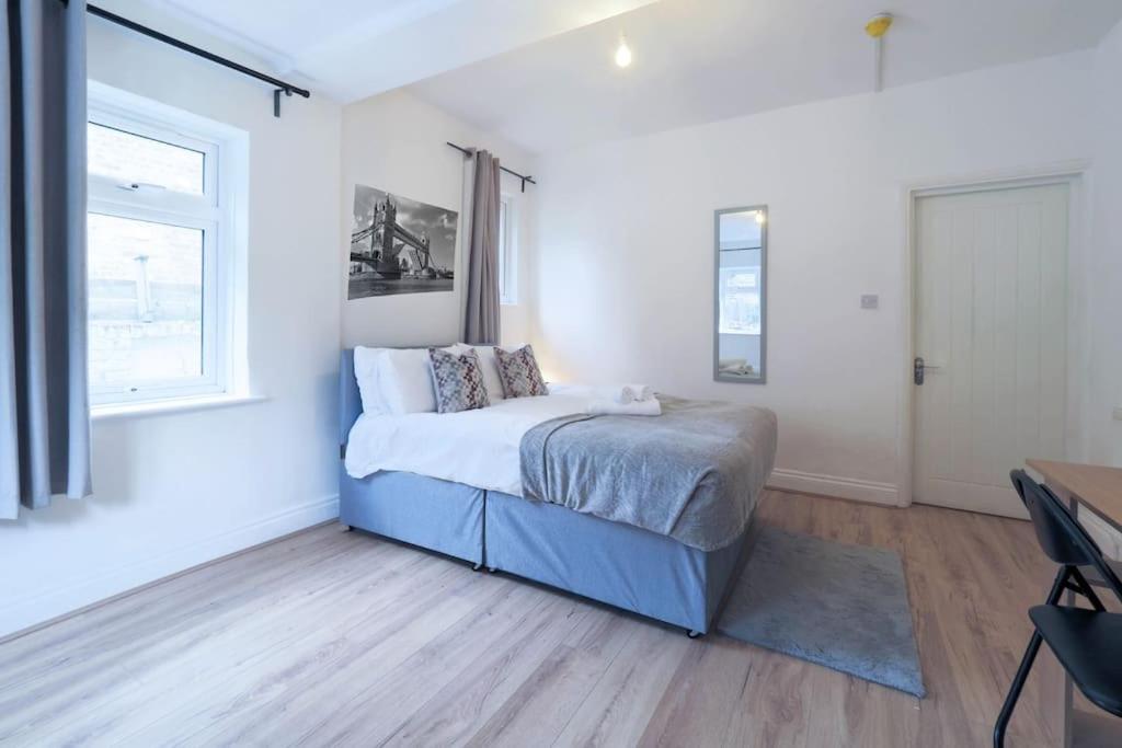 2 Bed Flat In Heart Of Kilburn With Full Kitchen Apartment London