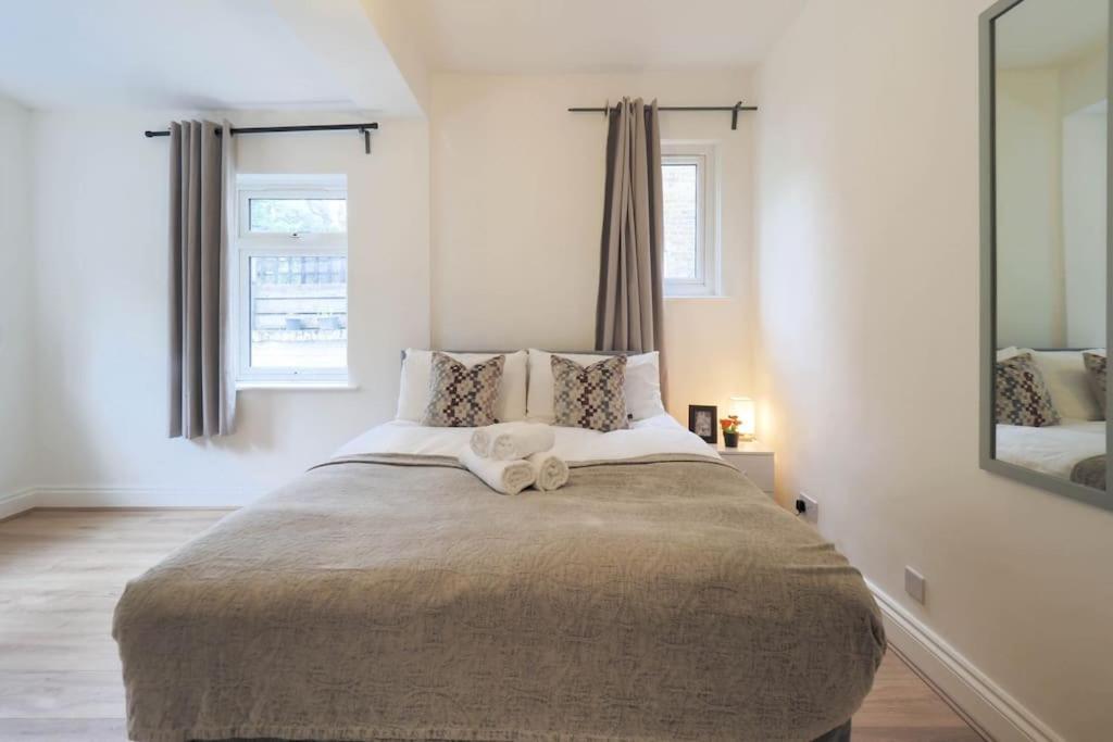 2 Bed Flat In Heart Of Kilburn With Full Kitchen * London