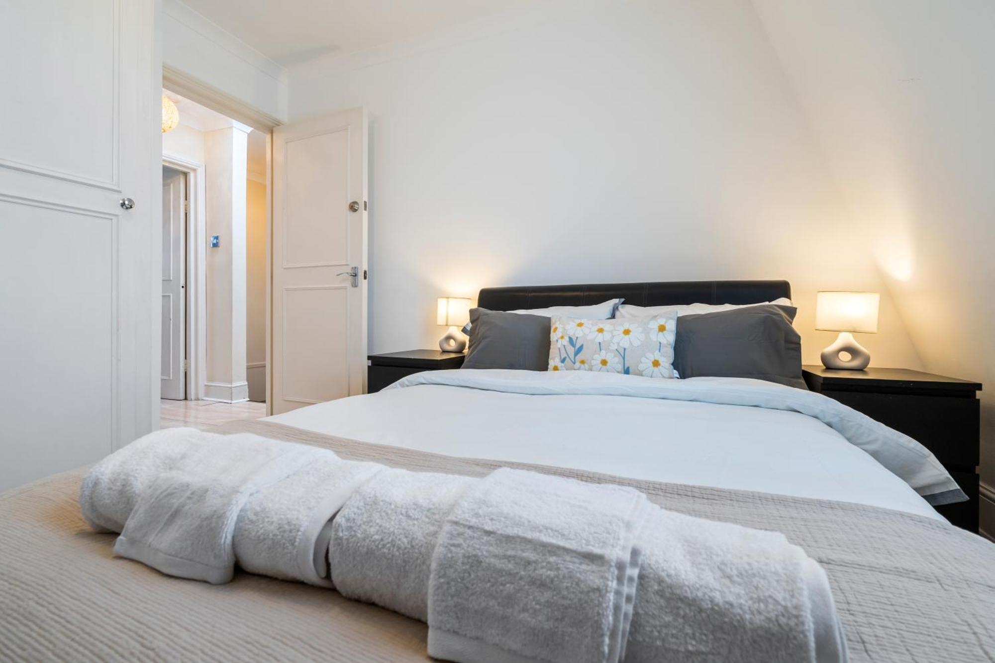 Charming With 2 Bedrooms Apartment *