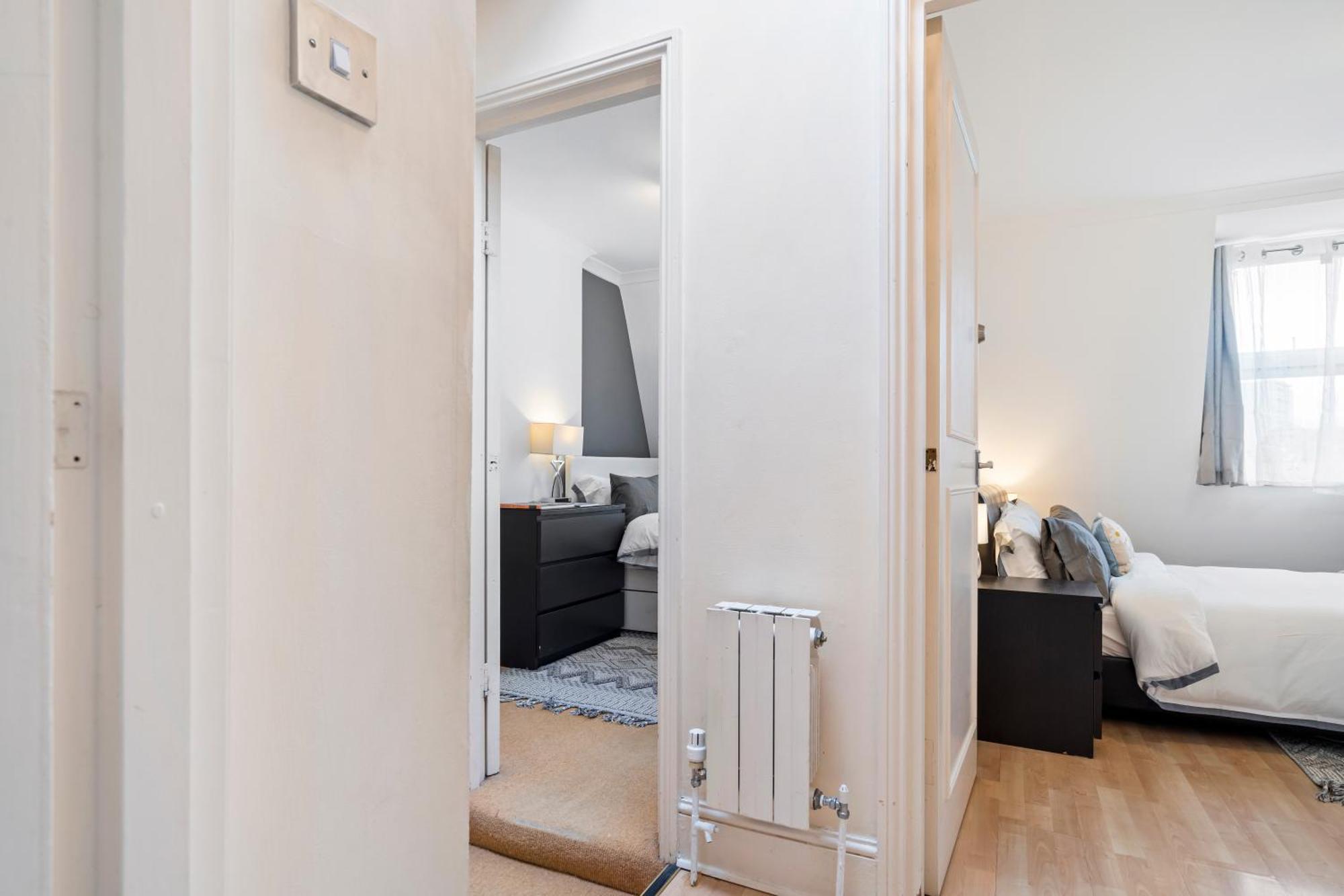 Charming With 2 Bedrooms Apartment *