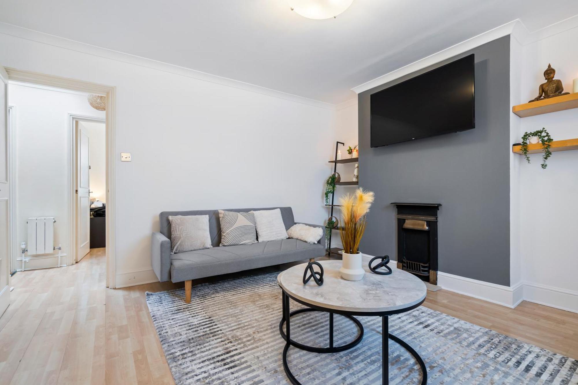 Charming With 2 Bedrooms *
