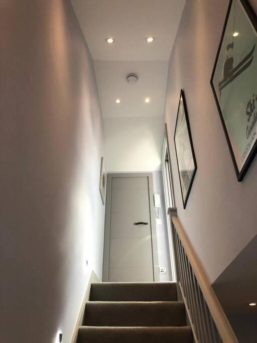 Luxurious & Modern 2 Bedroom Notting Hill Townhouse Apartment *